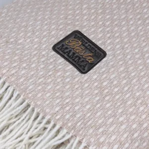 Mysig pläd med broderat namn – Kosta Linnewäfveri, Sand
