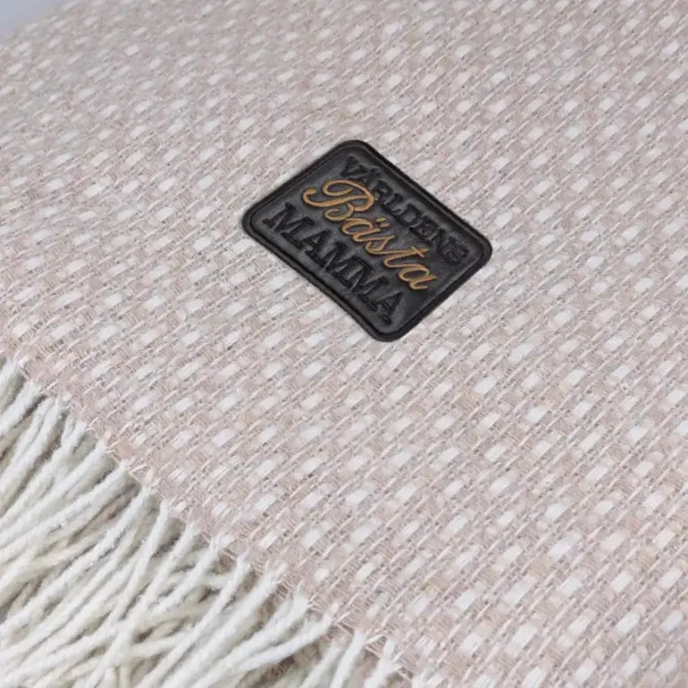 Mysig pläd med broderat namn – Kosta Linnewäfveri, Sand