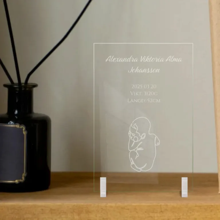 Doppresent – Glastavla med gravyr, "Scribbled" Baby