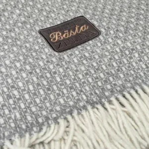 Mysig pläd med broderat namn – Kosta Linnewäfveri, Grå