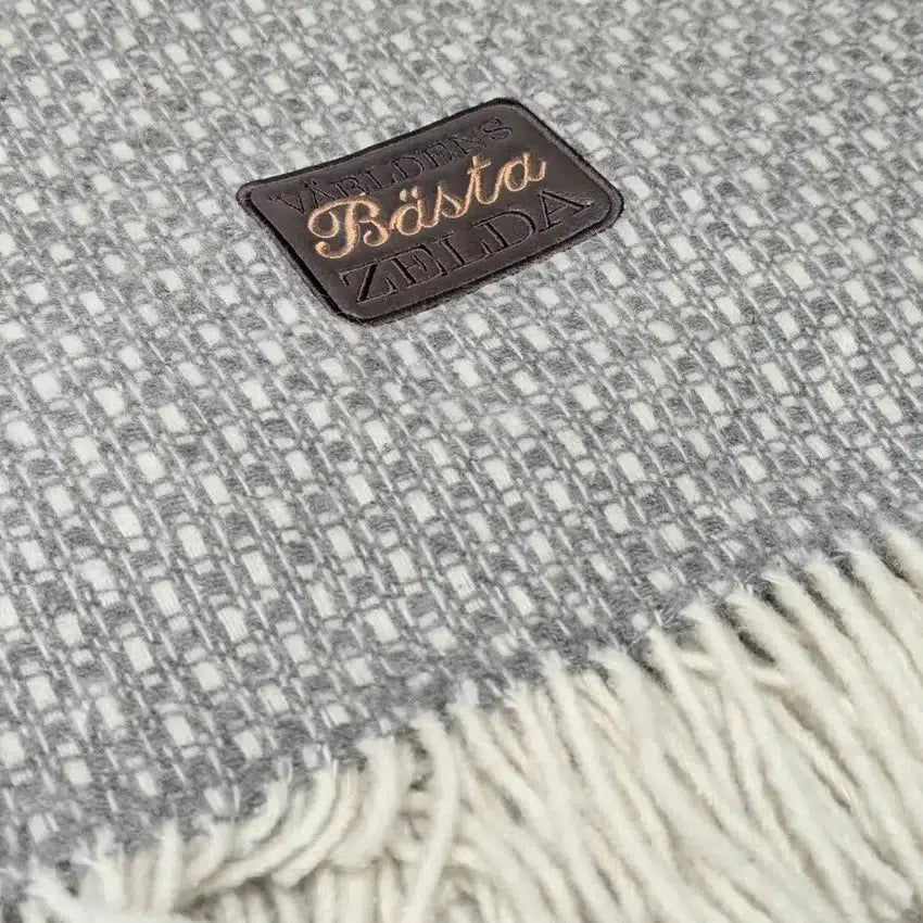 Mysig pläd med broderat namn – Kosta Linnewäfveri, Grå
